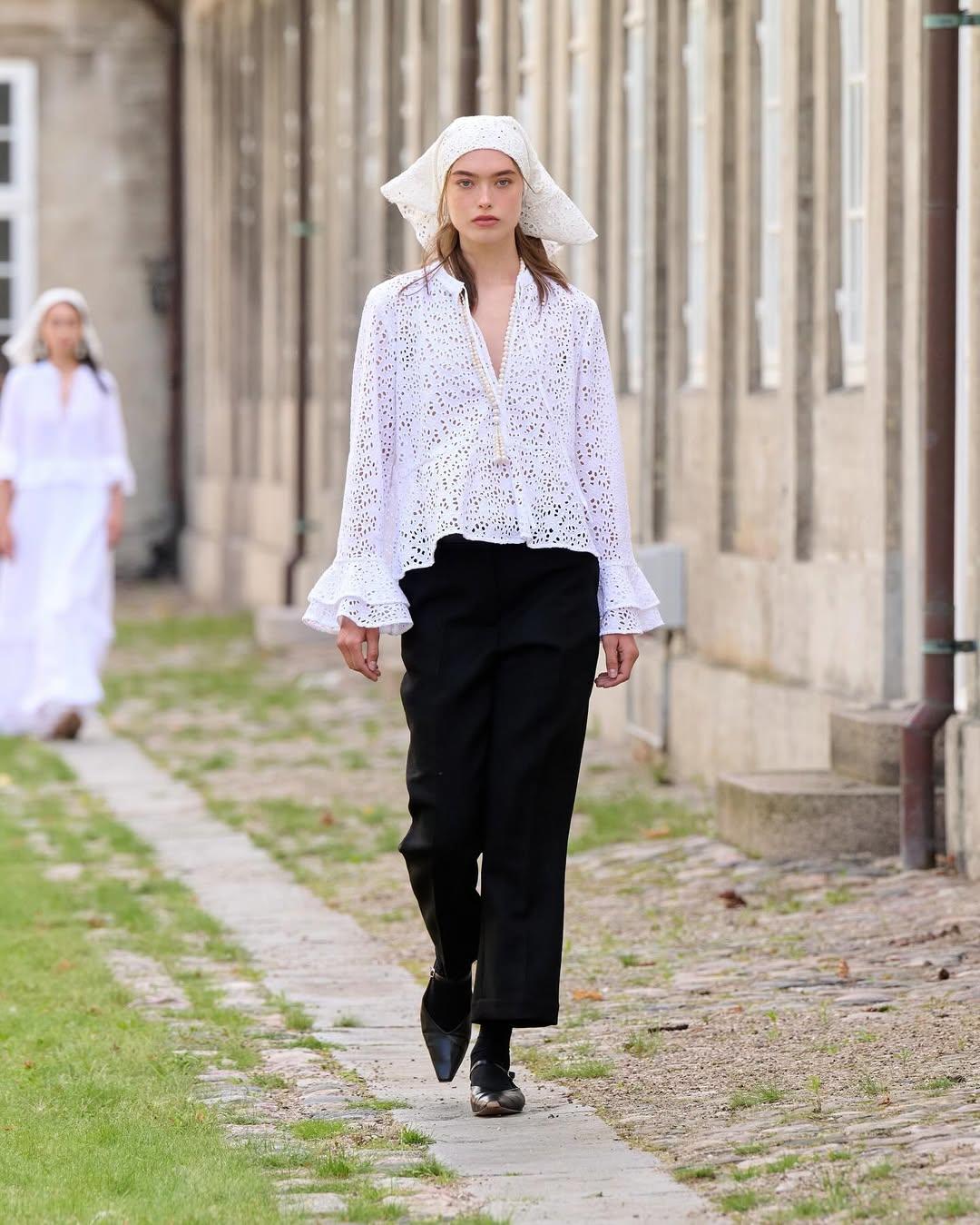 Μαντήλι από την επίδειξη μόδας της Skall Studio/Φωτογραφία: Instagram/skallstudio