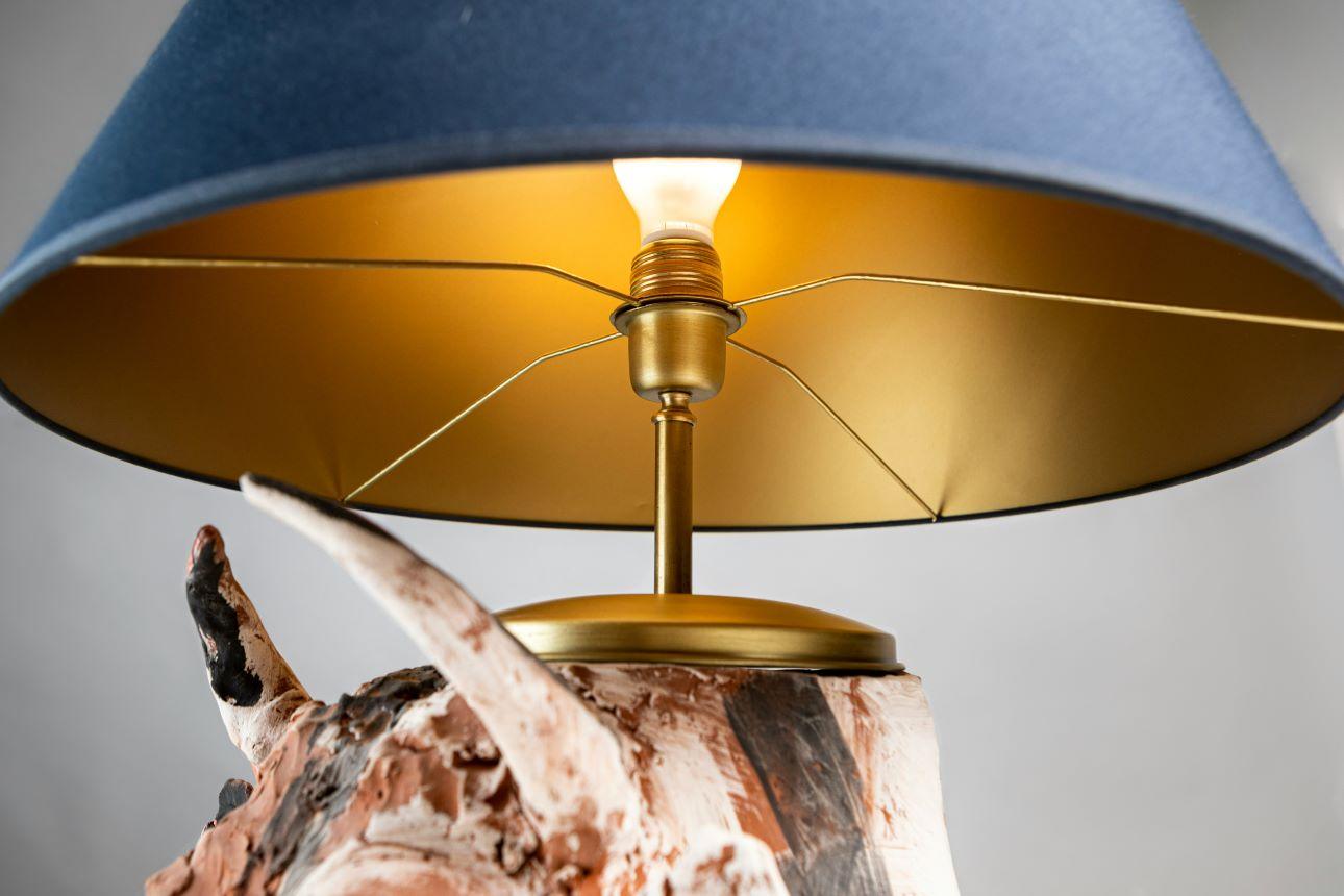 Το σκούρο χρώμα στο καπέλο του φωτιστικού δημιουργεί ένα πιο προσωπικό κλίμα στον χώρο σας/ Φωτογραφία: Unsplash