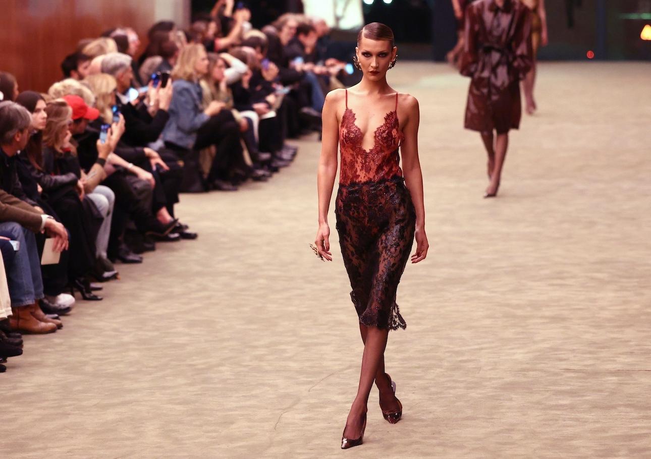 Η Bella Hadid με το εντυπωσιακό sleek bun που δημιούργησε για τον οίκο Saint Laurent ο Duffy. / photo credit: AP