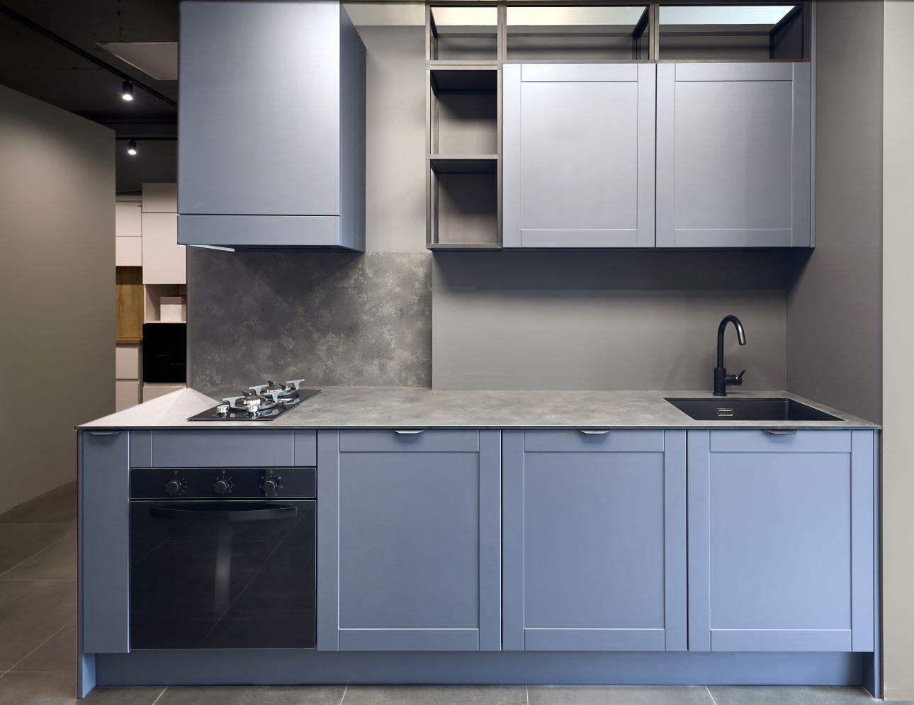 Κουζίνα σε smoked blue απόχρωση/ Φωτογραφία: Shutterstock