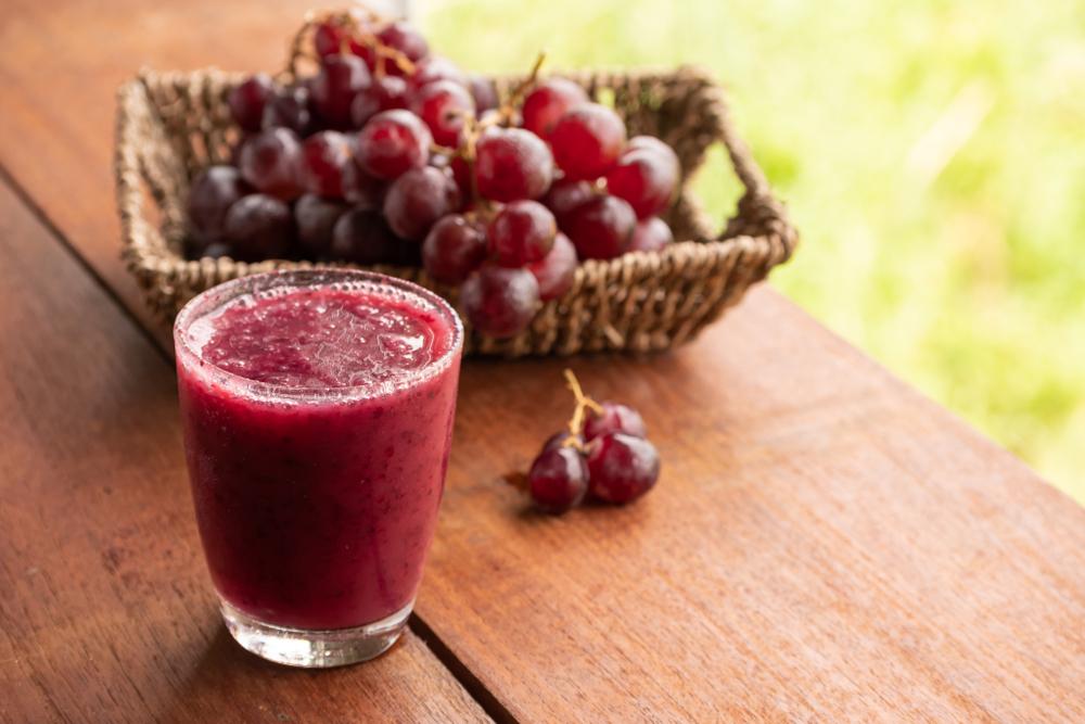 Smoothie με κόκκινα σταφύλια και μήλο / Φωτογραφία: Shutterstock 