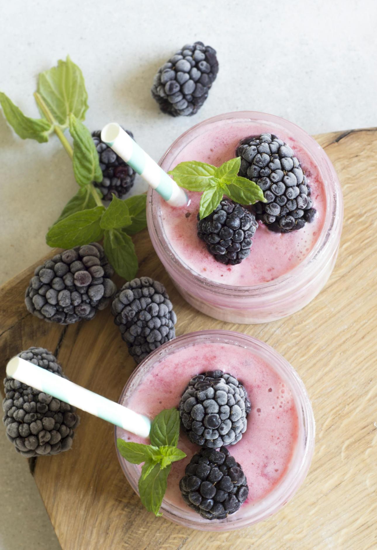  Τα smoothies μπορούν να παρασκευαστούν με φρούτα χαμηλά σε σάκχαρα, όπως μούρα, φράουλες, κεράσια, ροδάκινα. Φωτογραφία: Pixabay