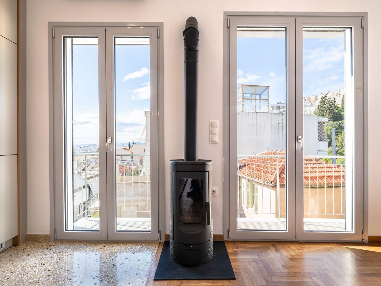 Η ξυλόσομπα λειτουγεί ως κεντρικό σημείο αναφοράς/ Φωτογραφία: Γιώργης Γερόλυμπος 