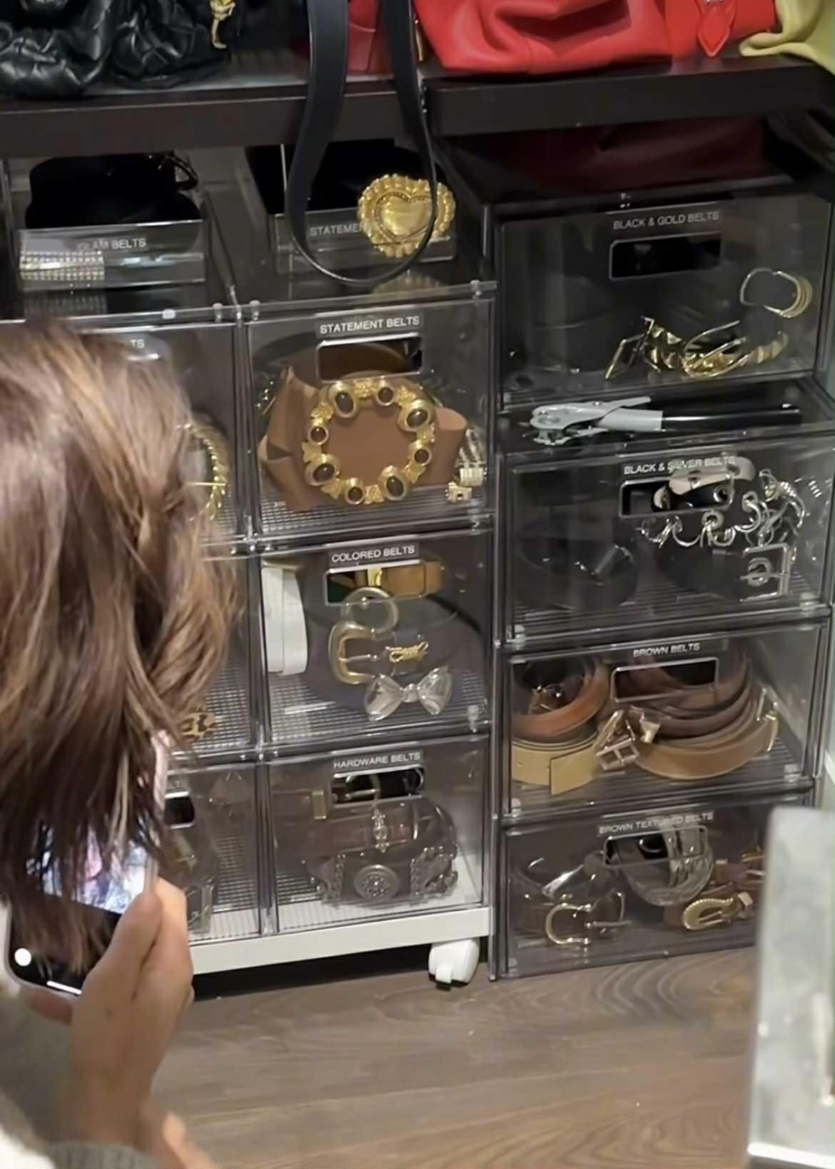 Τα αξεσουάρ σε απόλυτη τάξη/ Φωτογραφία: Instagram/ @thesofiakarvela