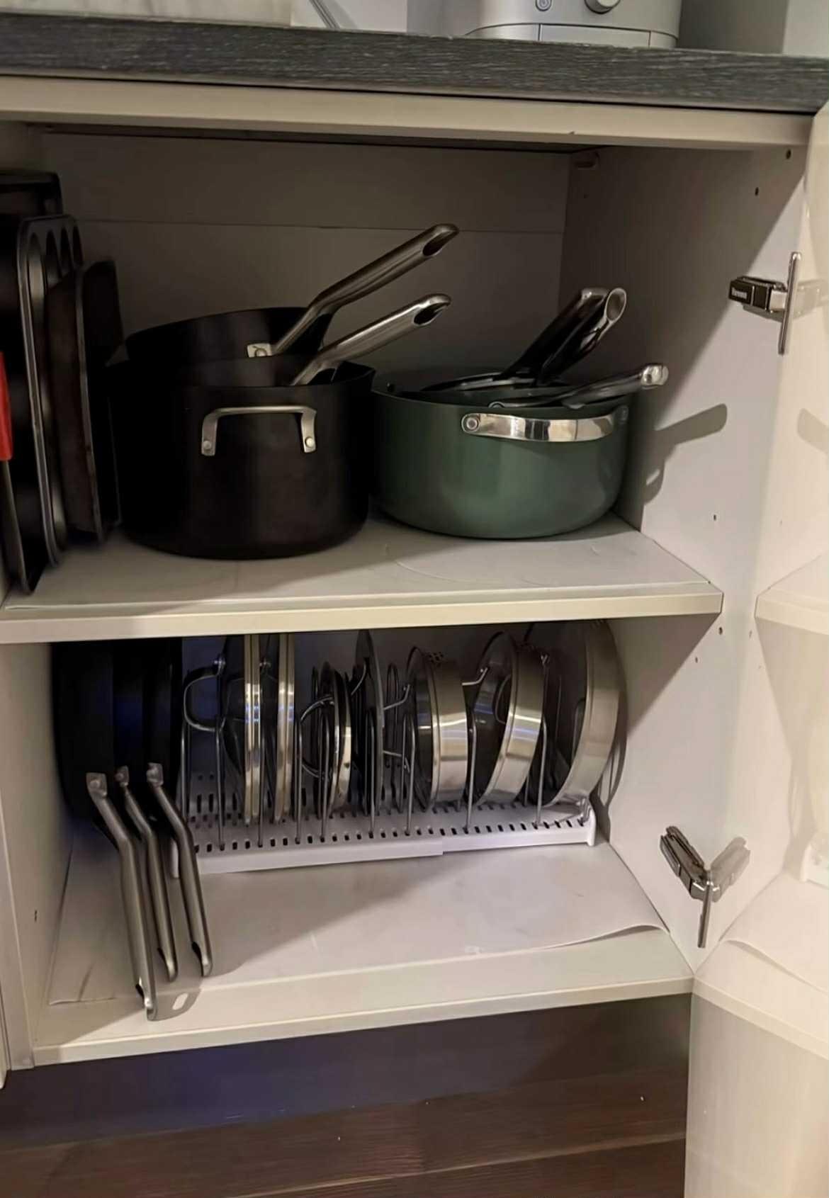 Τα ντουλάπια με τα σκεύη/ Φωτογραφία: Instagram/ @thesofiakarvela