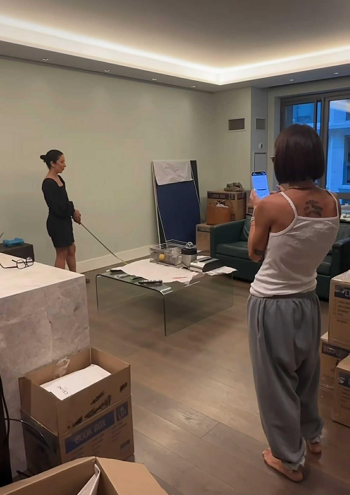 Το παρκέ χαρίζει ζεστασιά στον χώρο/ Φωτογραφία: Instagram/ @thesofiakarvela