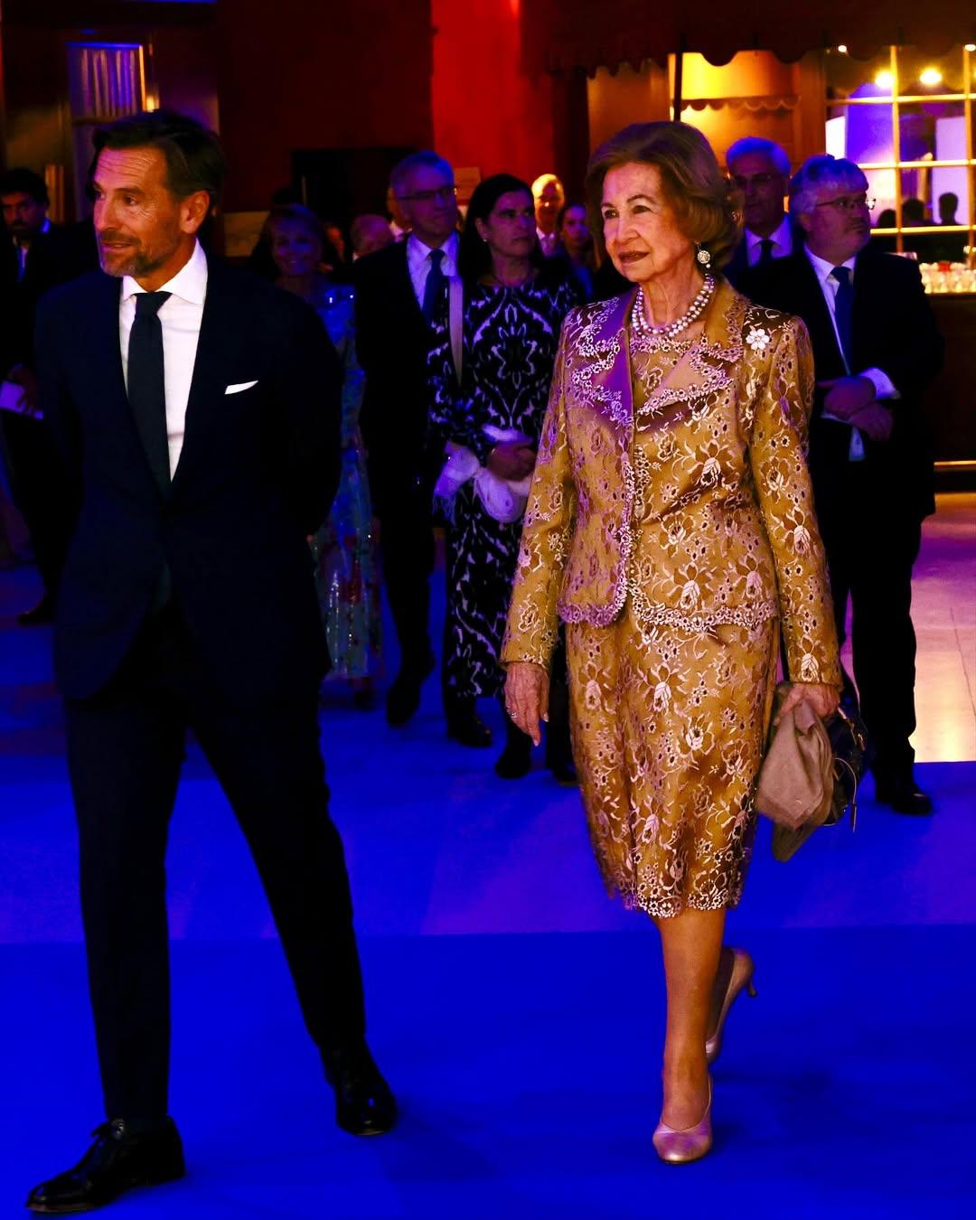 Όλο το σύνολο της βασίλισσας Σοφίας κινήθηκε σε τόνους του χρυσού/ Φωτογραφία: Instagram/ @casareal.es   