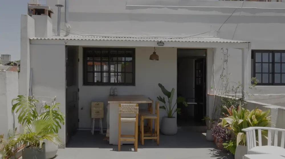 Το σπίτι χτίστηκε στην ταράτσα του πατρικού, μετατρέποντας έναν άδειο χώρο σε κανονική κατοικία.