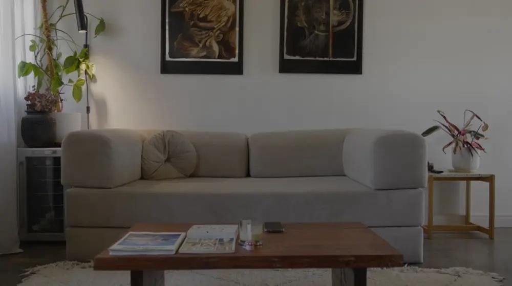 Το καθιστικό συνδυάζει άνεση και απλότητα, με φυσικά υλικά και ουδέτερες αποχρώσεις.