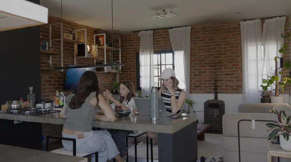 Η κουζίνα σχεδιάστηκε για να είναι πρακτική και φωτεινή.