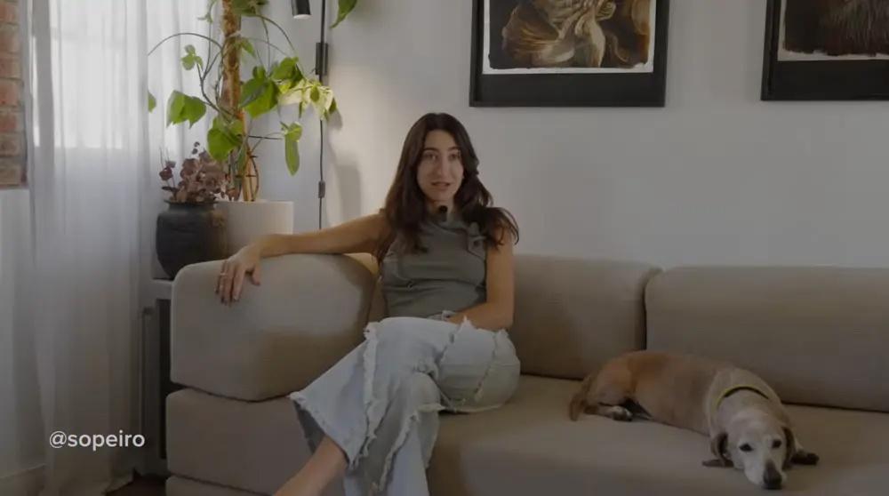 Το σαλόνι διακοσμήθηκε σταδιακά, με αντικείμενα που έχουν συναισθηματική αξία.