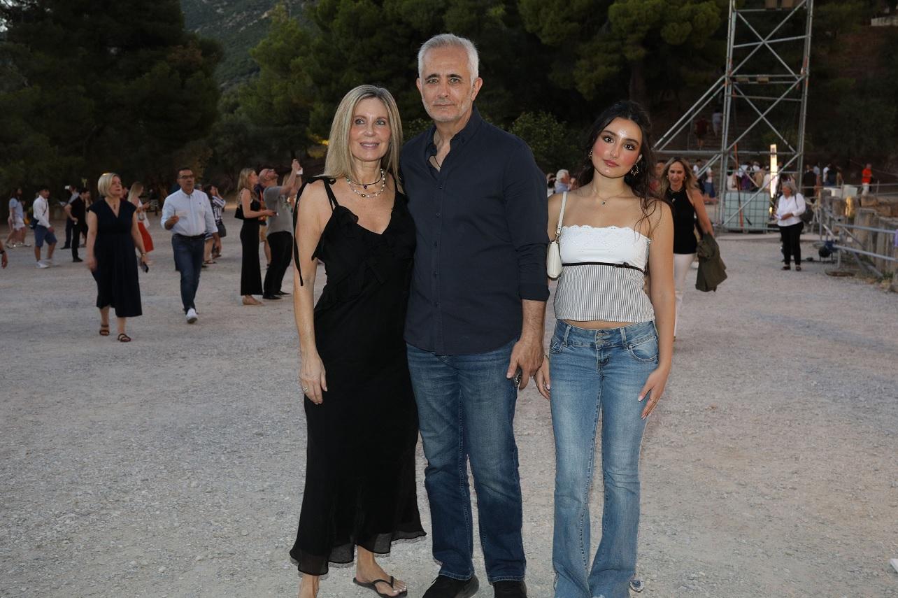 Σωκράτης Αλαφούζος με τη σύντροφό του, Λάουρα &amp; την κόρη του, Μαρίλια/Φωτογραφία NDP 