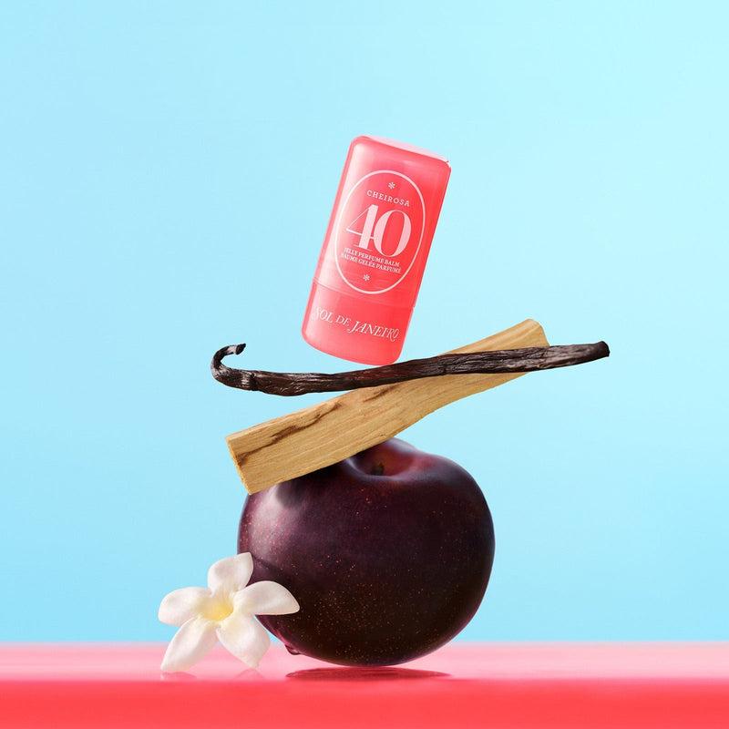 Cheirosa 40 Jelly Perfume Balm: Αισθησιακό και λεπτό, με μαύρο κεράσι, γιασεμί και ξυλώδη βανίλια.