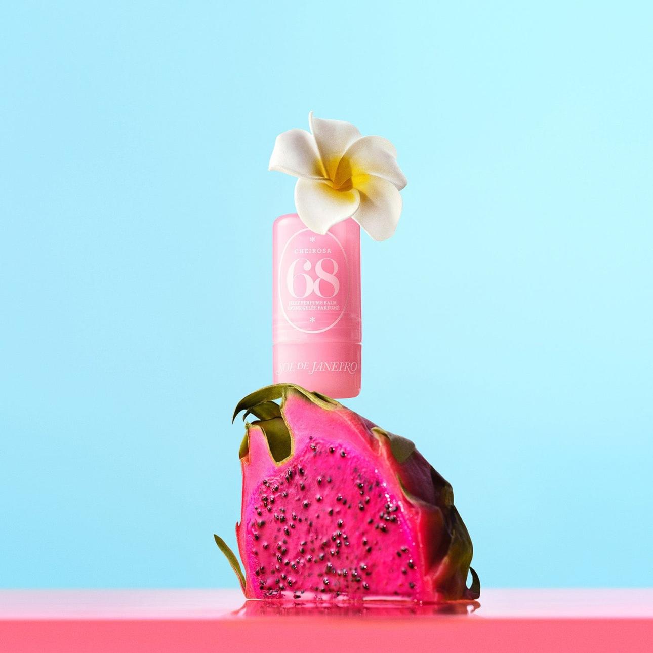 Cheirosa 68 Jelly Perfume Balm: Ζωηρό και πλούσιο φρουτώδες φλοράλ, με dragonfruit, βραζιλιάνικο γιασεμί και θαλασσινό αέρα.