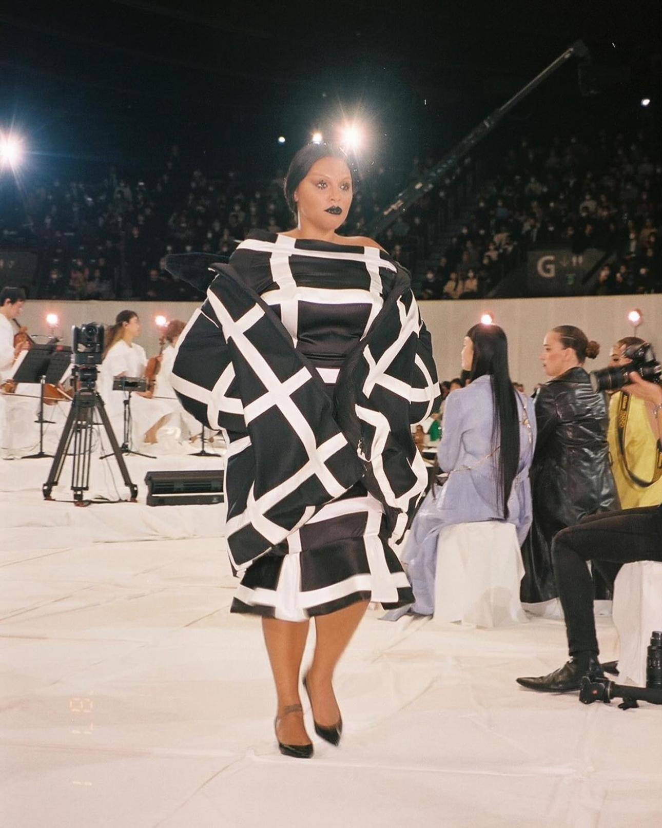 Ένα από τα πιο γνωστά plus size μοντέλα, Paloma Elsesser, σε επίδειξη του οίκου Marni το 2023/Φωτογραφία IG @palomija