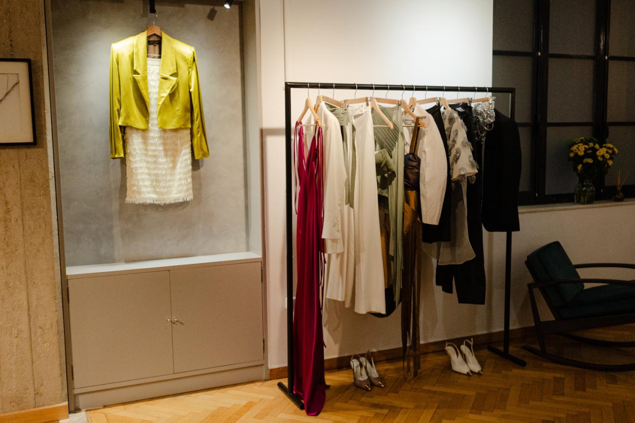  ﻿Ρούχα που χτίζονται στη λεπτομέρεια./Φωτογραφία: Παναγιώτης Μάλλιαρης για το Bovary  