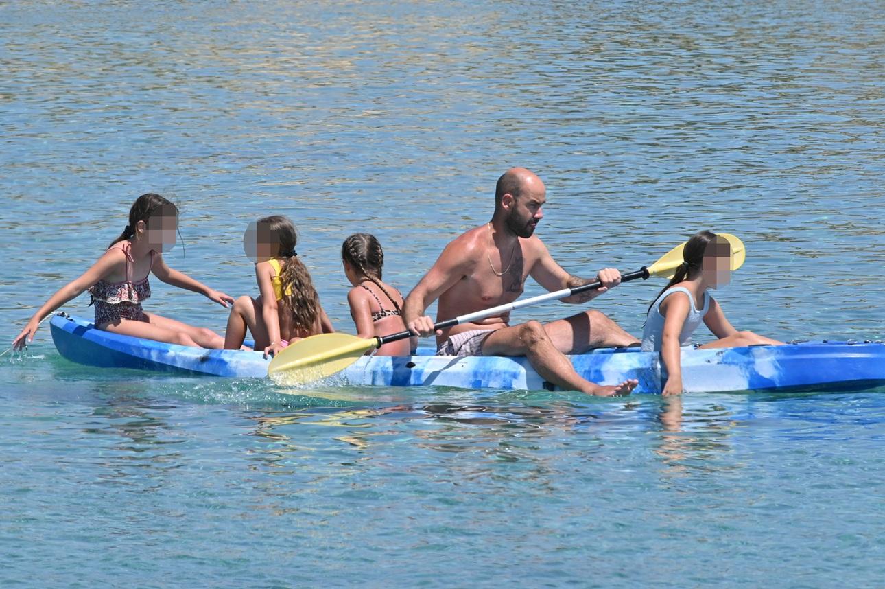 Ο Βασίλης Σπανούλης μαζί με τα παιδιά του/Φωτογραφία NDP 
