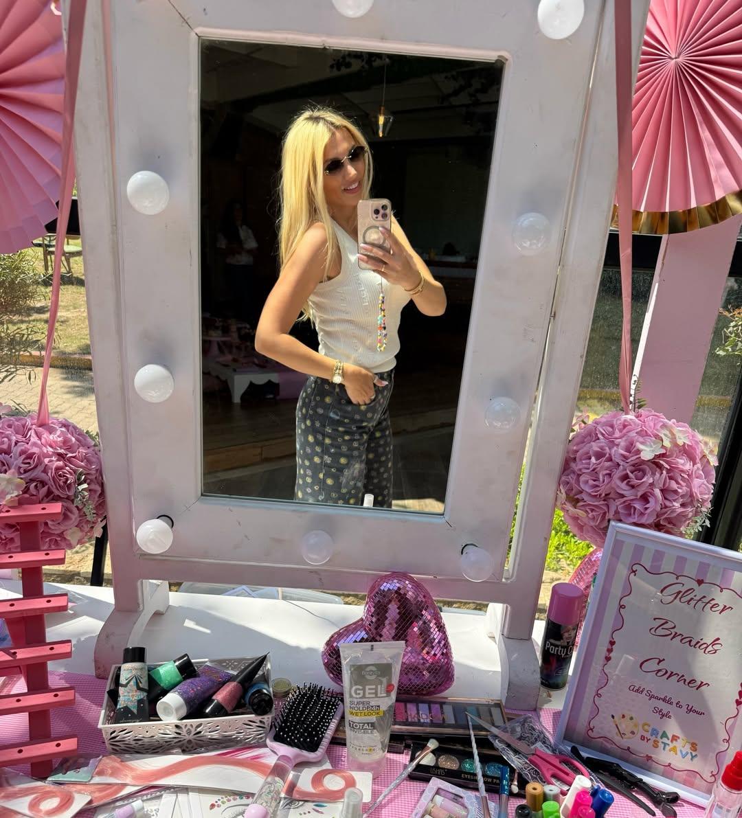 Η Κωνσταντίνα Σπυροπούλου με ασπρόμαυρο πουά παντελόνι και φούξια σακάκι/ Φωτογραφία: Instagram/ @konstantinaspyropoulou  