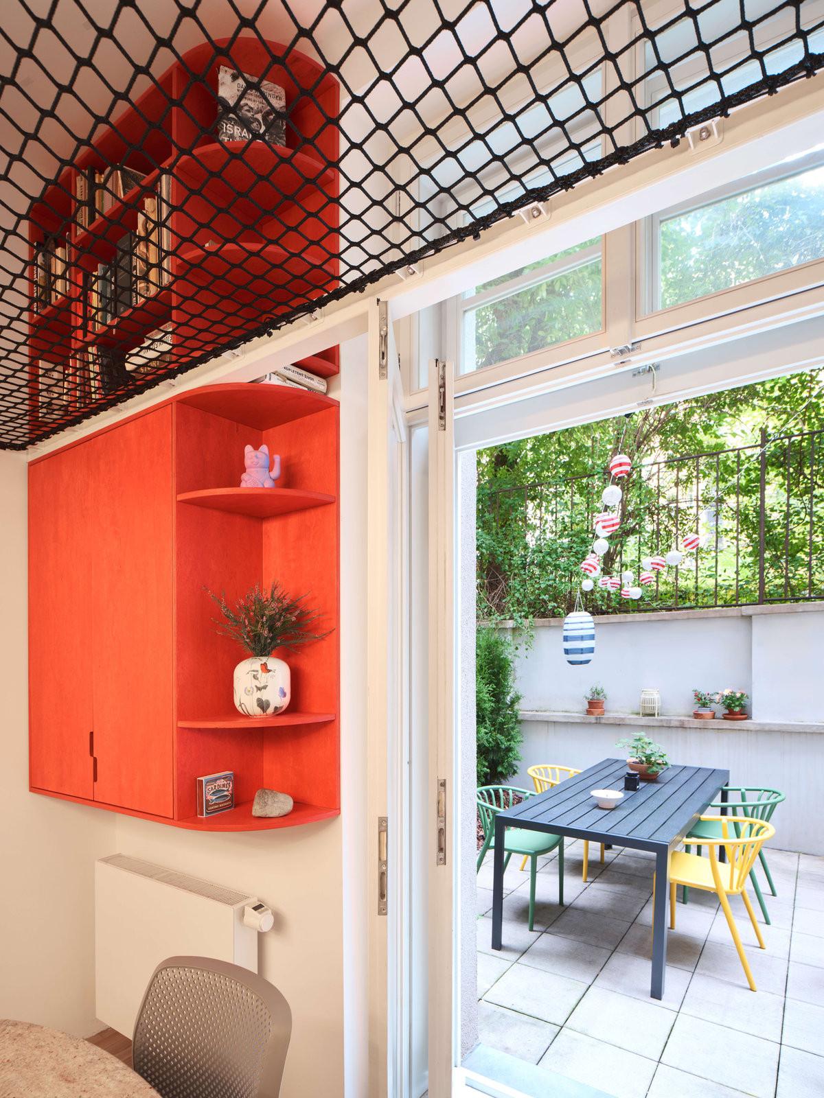 Παρά την έντονη αξιοποίηση του χώρου με κατασκευές, το διαμέρισμα παραμένει φωτεινό χάρη στα ανοίγματα/ Φωτογραφία: hurá studio  