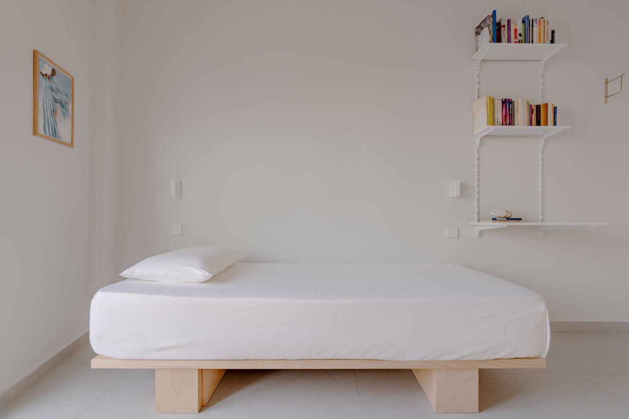 Σε μίνιμαλ γραμμές η κρεβατοκάμαρα του σπιτιού/ Φωτογραφία: Βάσω Παράσχη