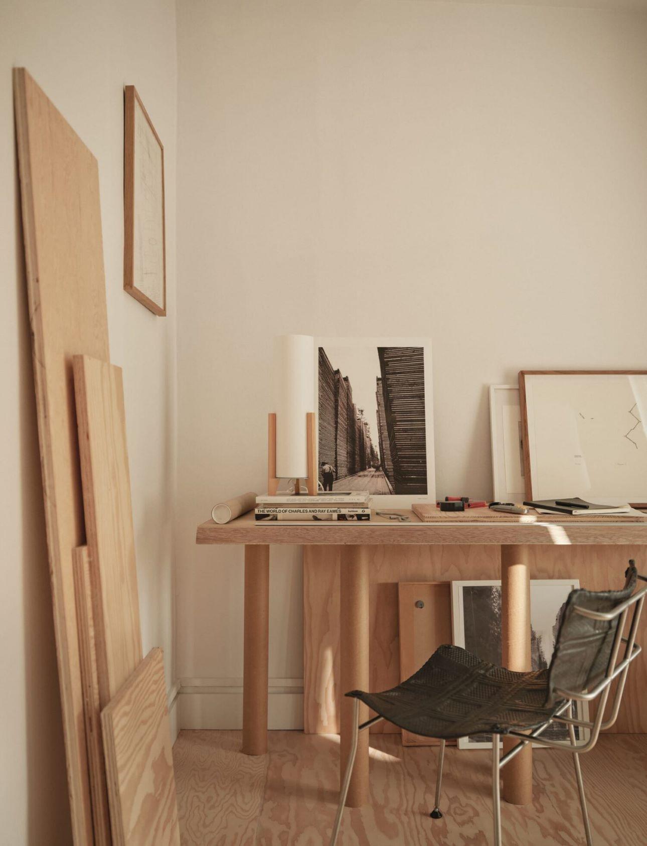 Ένα γραφείο που ανοίγεται από τον διάδρομο λειτουργεί και ως εργαστήριο/ Φωτογραφία: EBBA 