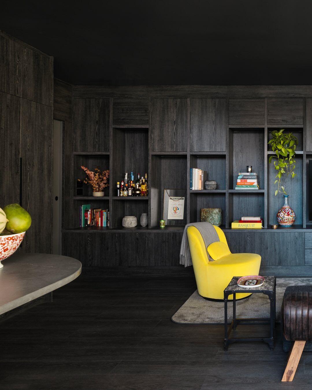 Η κίτρινη πολυθρόνα δίνει χρώμα στο σκούρο interior/ Φωτογραφία: Instagram/ @saraleonorstudio