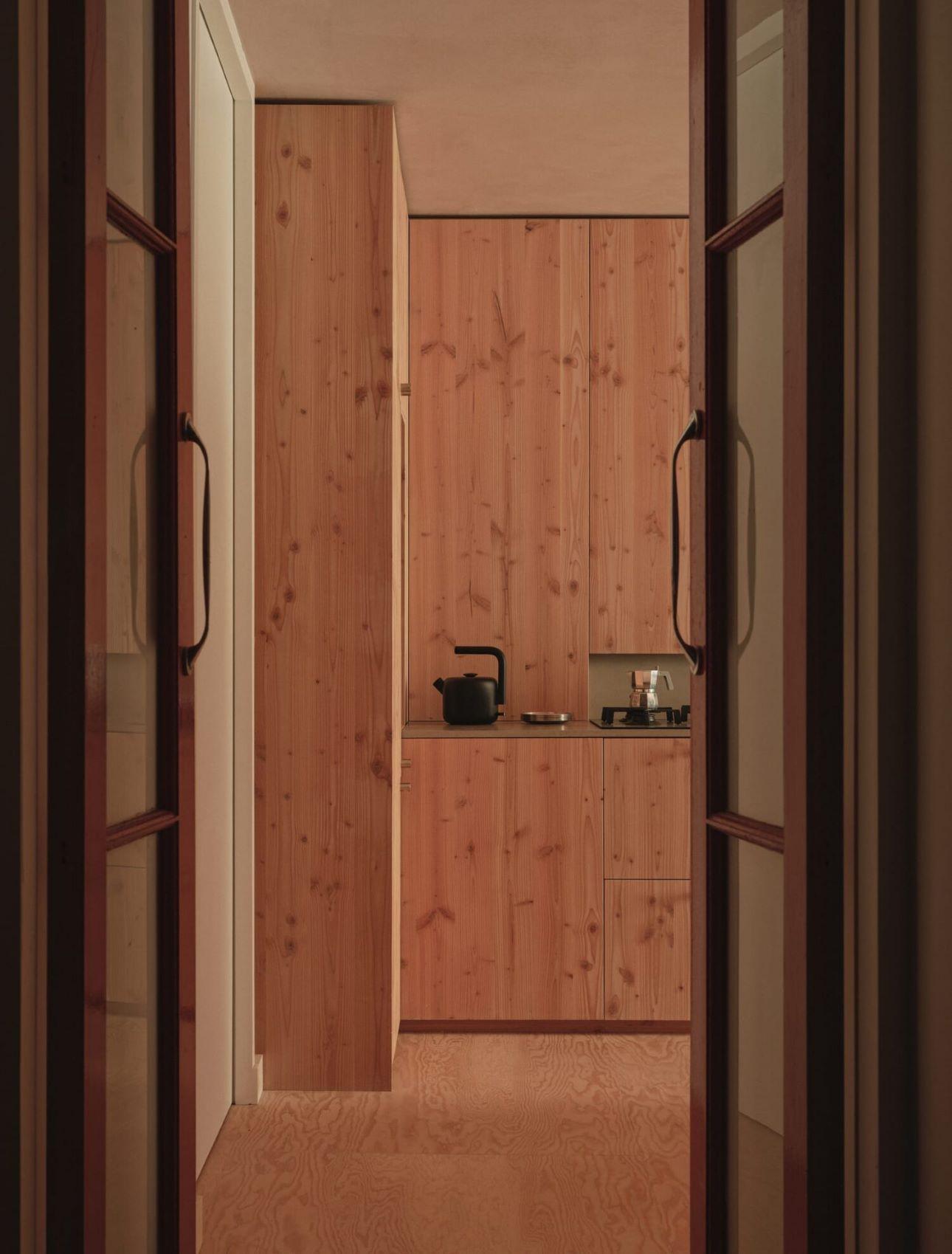 Ένα μεγάλο έπιπλο αποκρύπτει τις λειτουργίες της κουζίνας πίσω από ευρύχωρα ντουλάπια/ Φωτογραφία: EBBA 