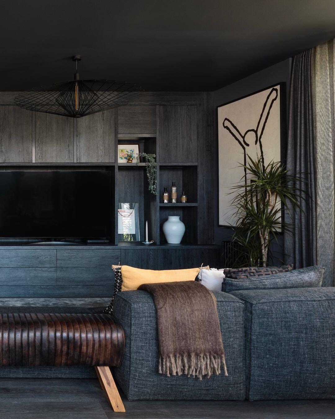 Και τα έπιπλα του σπιτιού κινούνται σε σκούρους τόνους/ Φωτογραφία: Instagram/ @saraleonorstudio