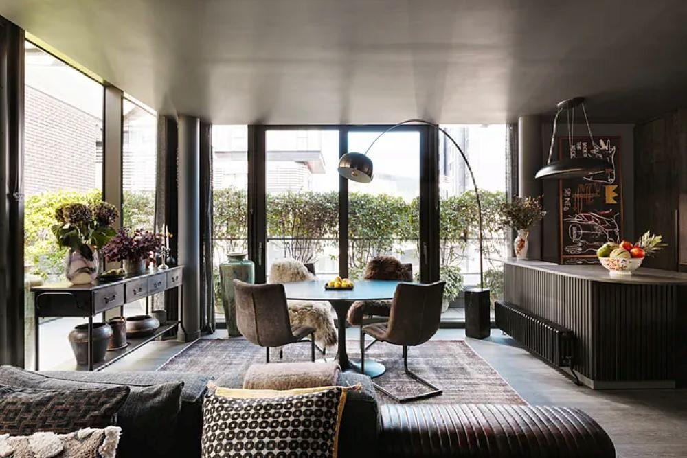 Ανακαίνιση σπιτιού στο Λονδίνο σε σκούρους τόνους/ Φωτογραφία: Instagram/ @saraleonorstudio