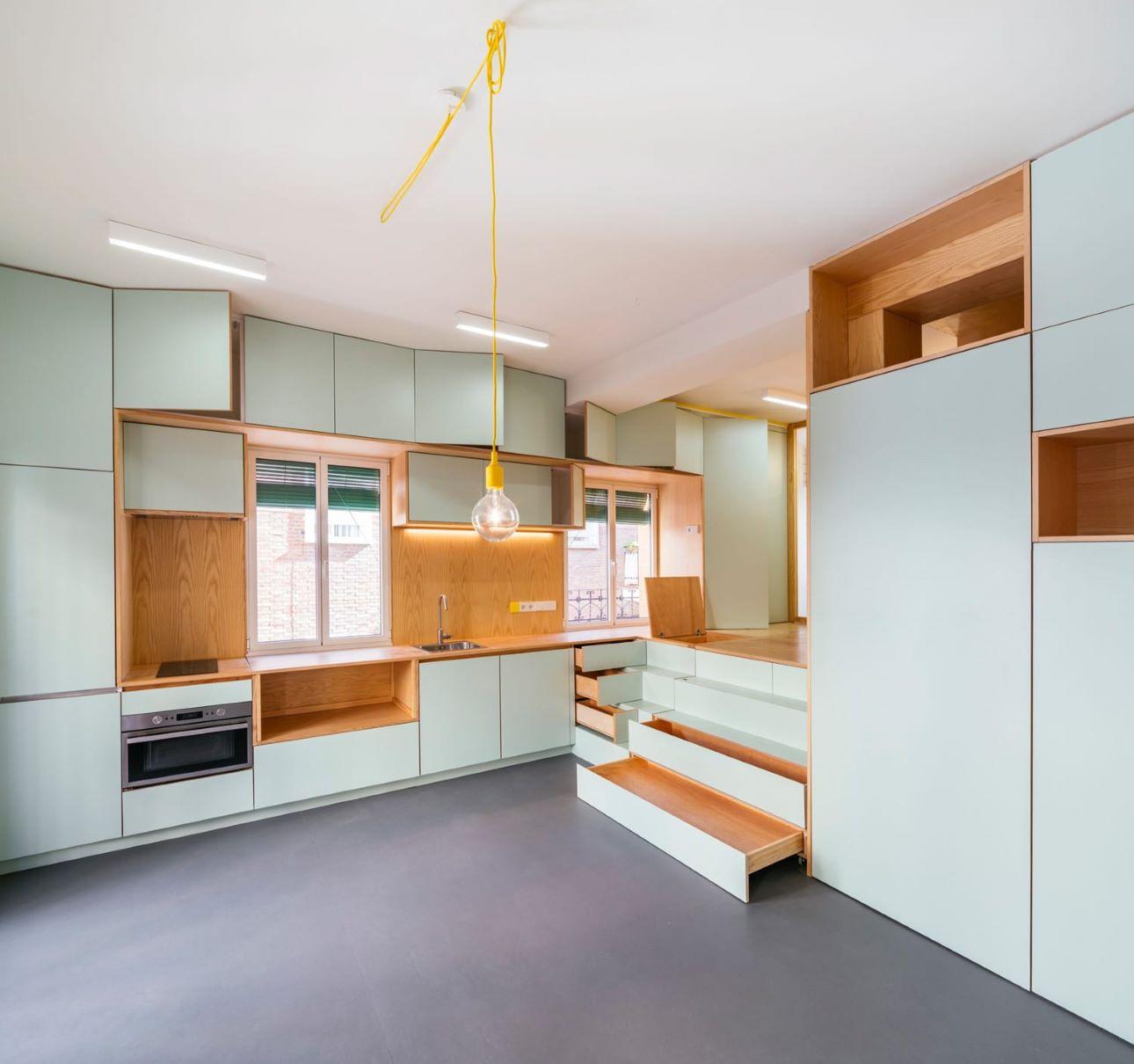 Το μεγαλύτερο μέρος του διαμερίσματος διατίθεται για την κουζίνα και το καθιστικό, δημιουργώντας μια αίσθηση άνεσης και ανοικτότητας/ Φωτογραφία: Elii Architecture Office