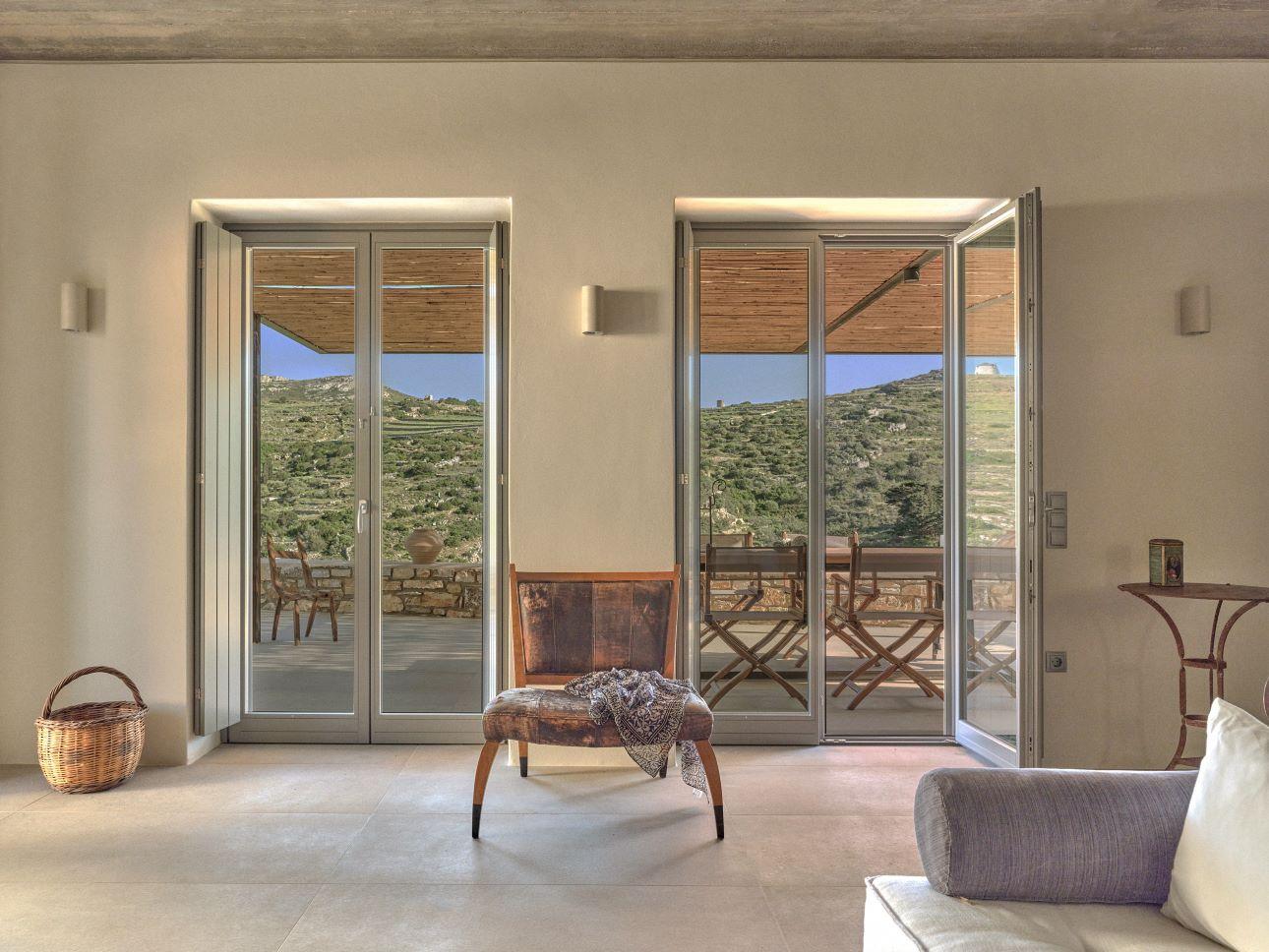 Τα μεγάλα ανοίγματα επιτρέπουν τη θέαση του εξαιρετικού φυσικού τοπίου που περιβάλλει τις κατοικίες/ Φωτογραφία: Σταύρος Νίφλης  