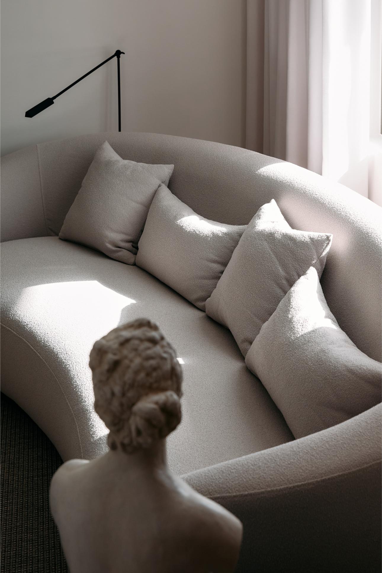 Το φυσικό φως αξιοποιείται ώστε οι χώροι να μοιάζουν ανοιχτοί και φιλόξενοι