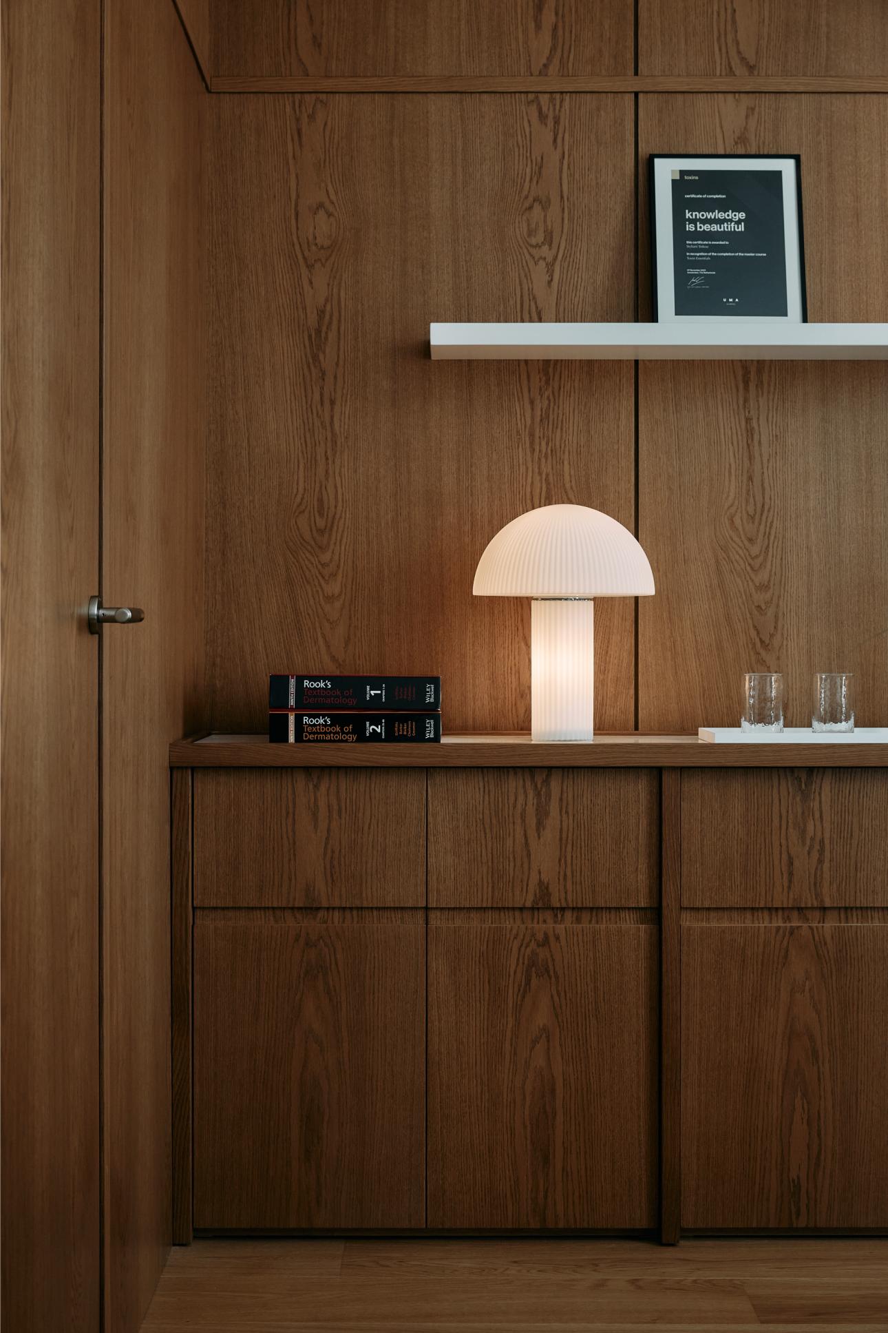 Ο φωτισμός λειτουργεί διακριτικά, αναδεικνύοντας την αρχιτεκτονική χωρίς να την επιβάλλει