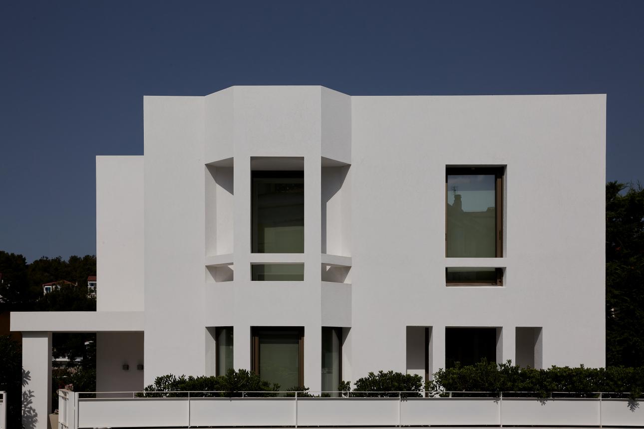 Η μοντερνιστική κατοικία στο Πανόραμα Θεσσαλονίκης αποκτά μια νέα, σύγχρονη ταυτότητα