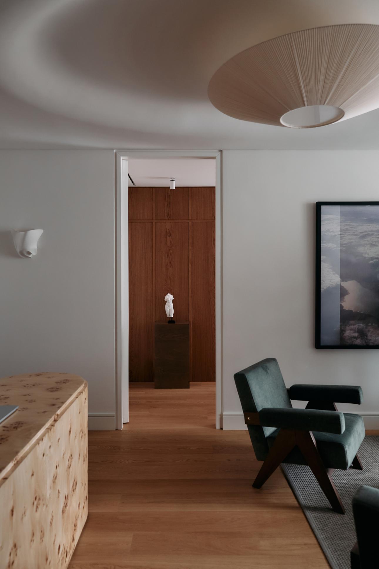 Έργα τέχνης ενσωματώνονται στον χώρο, ενισχύοντας τη συνολική εμπειρία