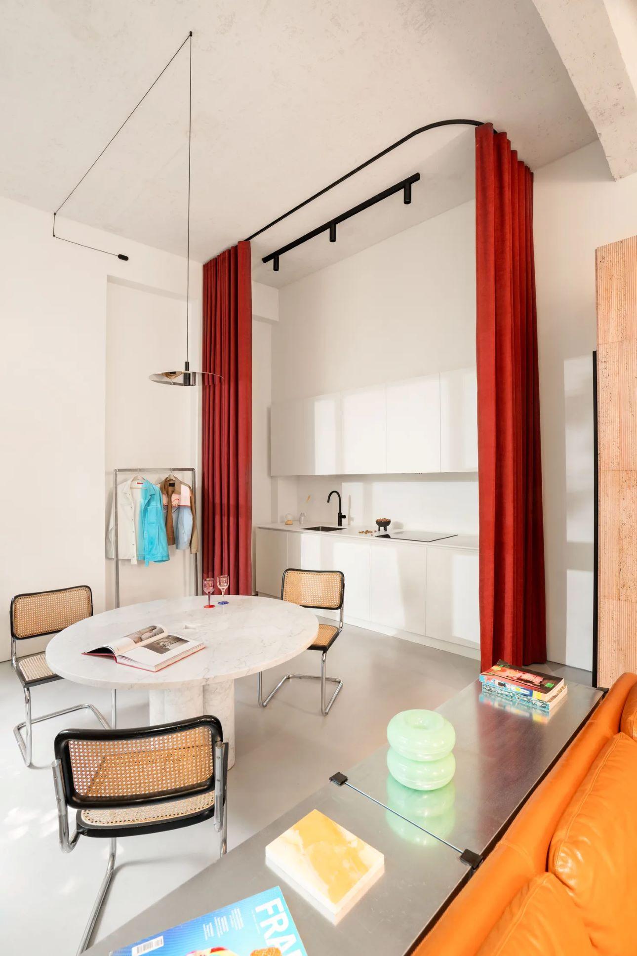 Ο αρχιτέκτονας αφαίρεσε όλα τα εσωτερικά διαχωριστικά, αποκαλύπτοντας ένα φωτεινό περιβάλλον που συνδυάζει κατοικία και χώρο εργασίας/ Φωτογραφία: Atelierzero