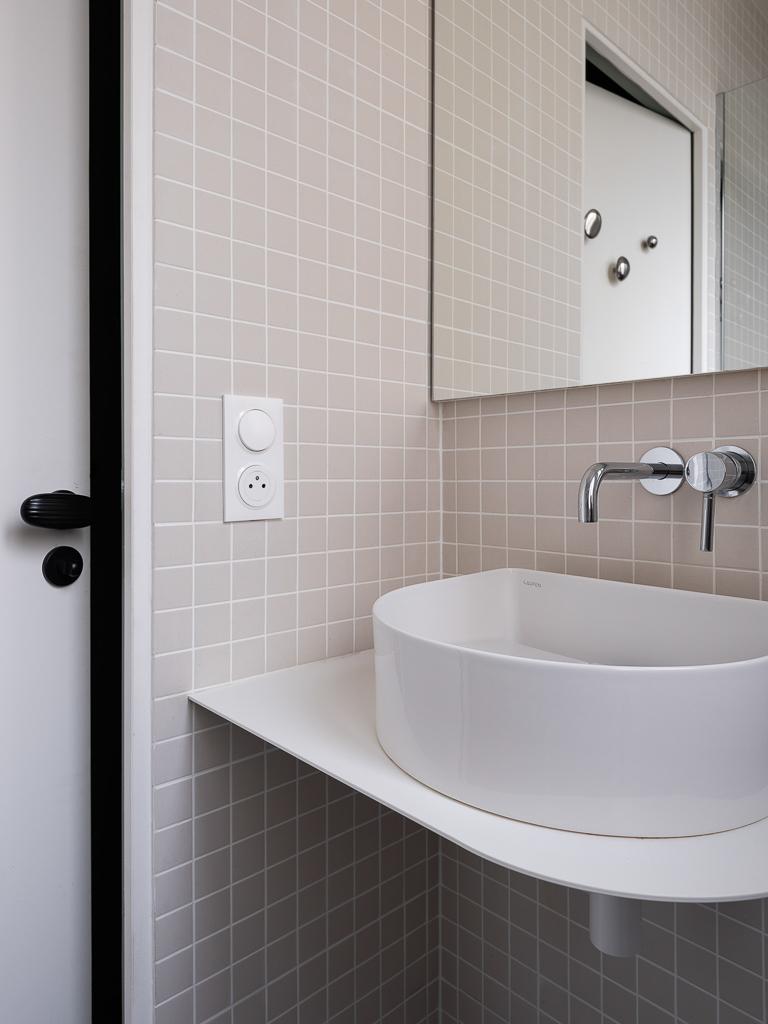 Το μπάνιο του σπιτιού είναι μικρό αλλά στιλάτο