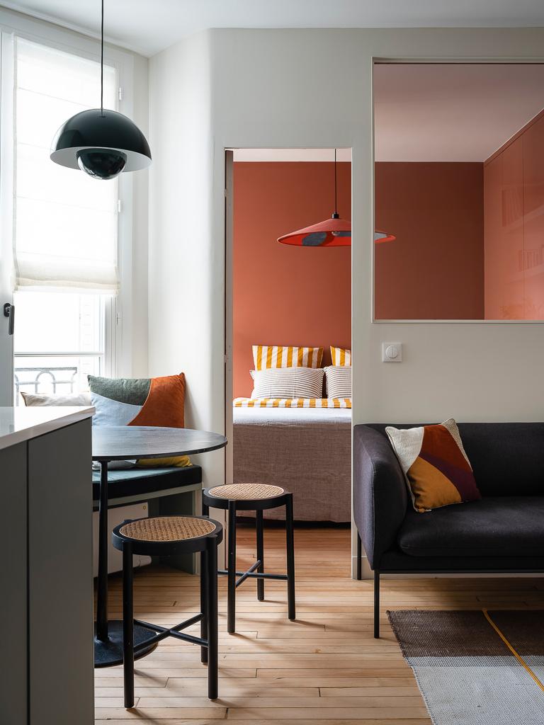 Ο χώρος συνδυάζει minimal αισθητική με ζεστές, χρωματιστές πινελιές.