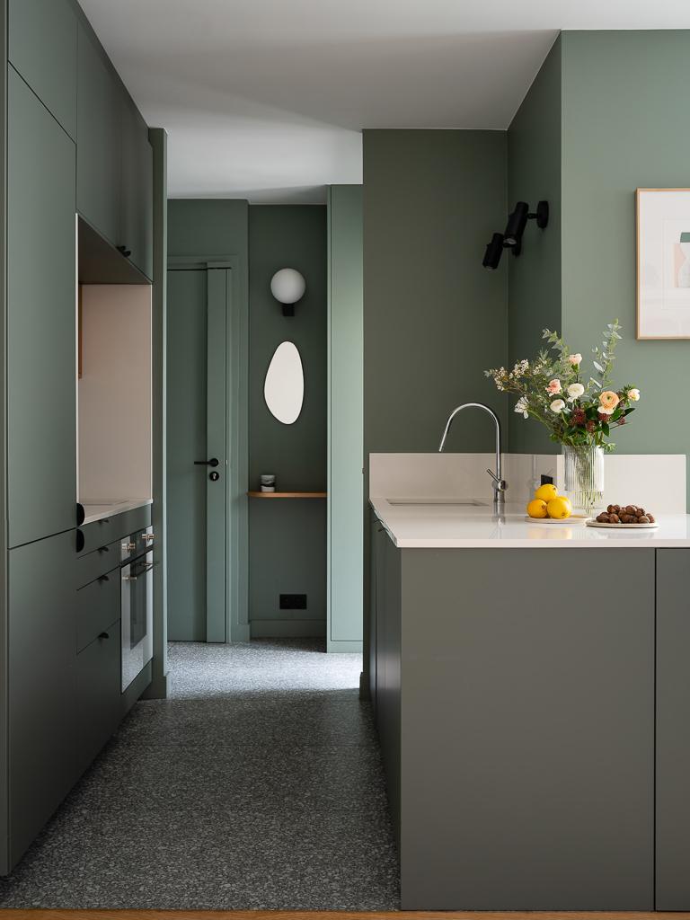 Η φωτεινότητα και η χρωματική αρμονία δημιουργούν ζεστή ατμόσφαιρα.