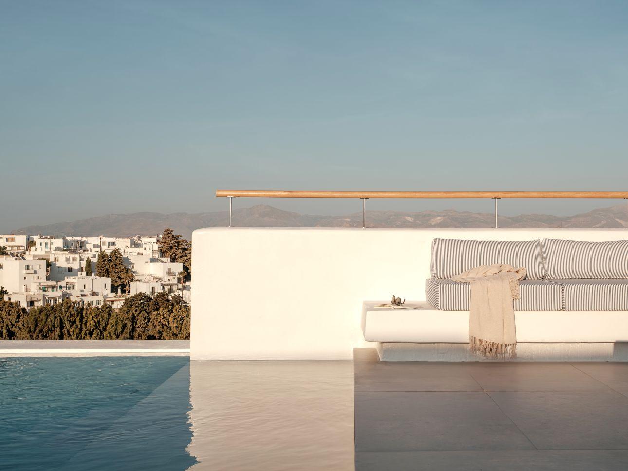 Το δώμα, που παλιότερα έμενε αναξιοποίητο, μετατράπηκε σε διαδοχή υπαίθριων χώρων για φαγητό, ξεκούραση και καθημερινότητα/ Φωτογραφία: Alessandro Kikinas 