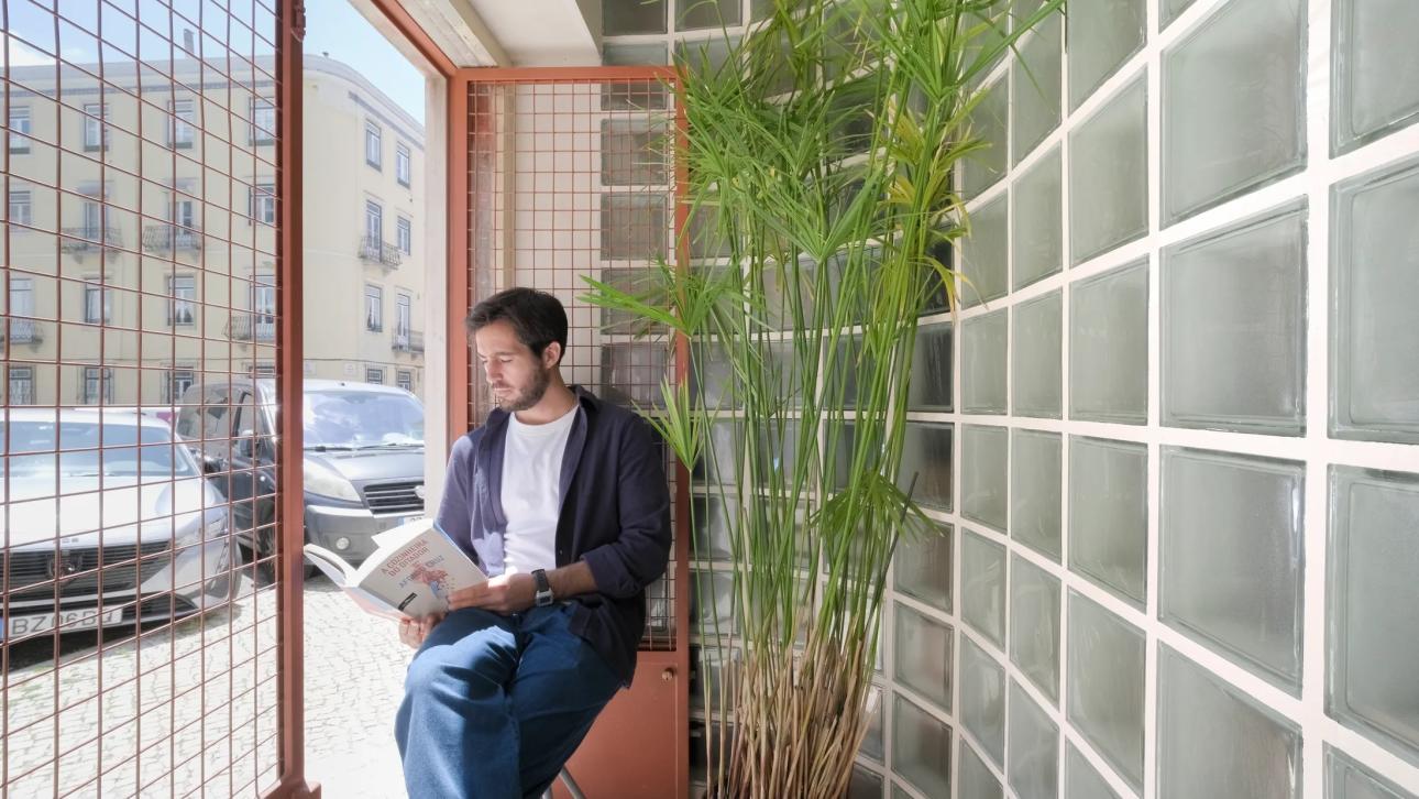 Ένα πρώην εμπορικό κατάστημα 50 τ.μ. στη Λισαβόνα μεταμορφώθηκε σε μια φωτεινή και λειτουργική κατοικία.
