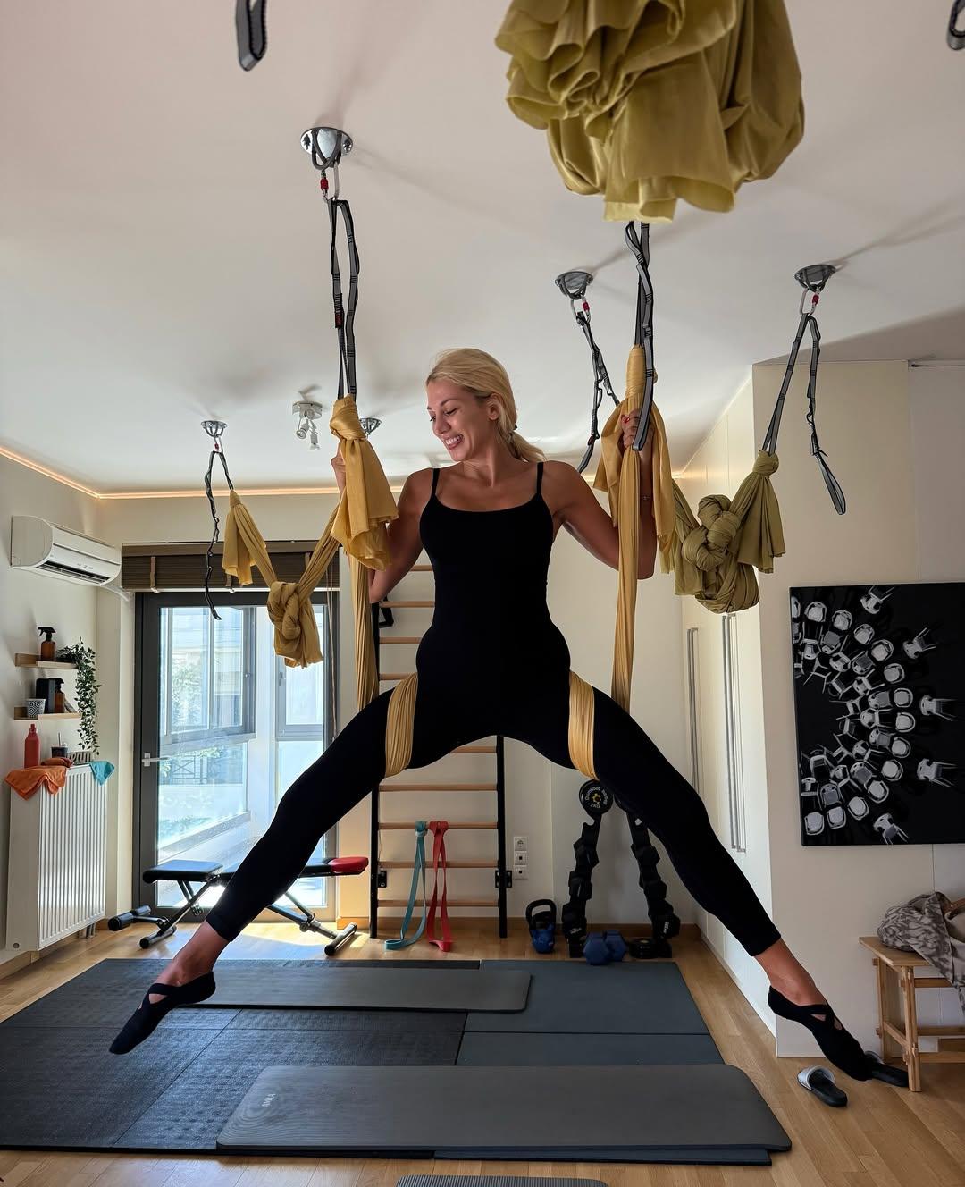  Η Κωνσταντίαν Σπυροπούλου κάνει aerial yoga/ Φωτογραφία Instagram/@Konstantina Spyropoulou 