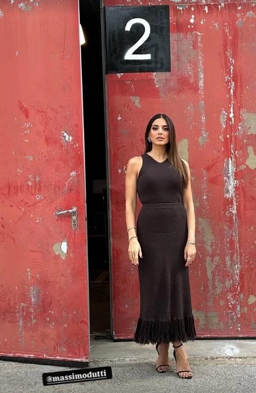 Η Σταματίνα Τσιμτσιλή με τη φούστα Massimo Dutti/  Φωτογραφία: Instagram/ @stam_tsimtsili 