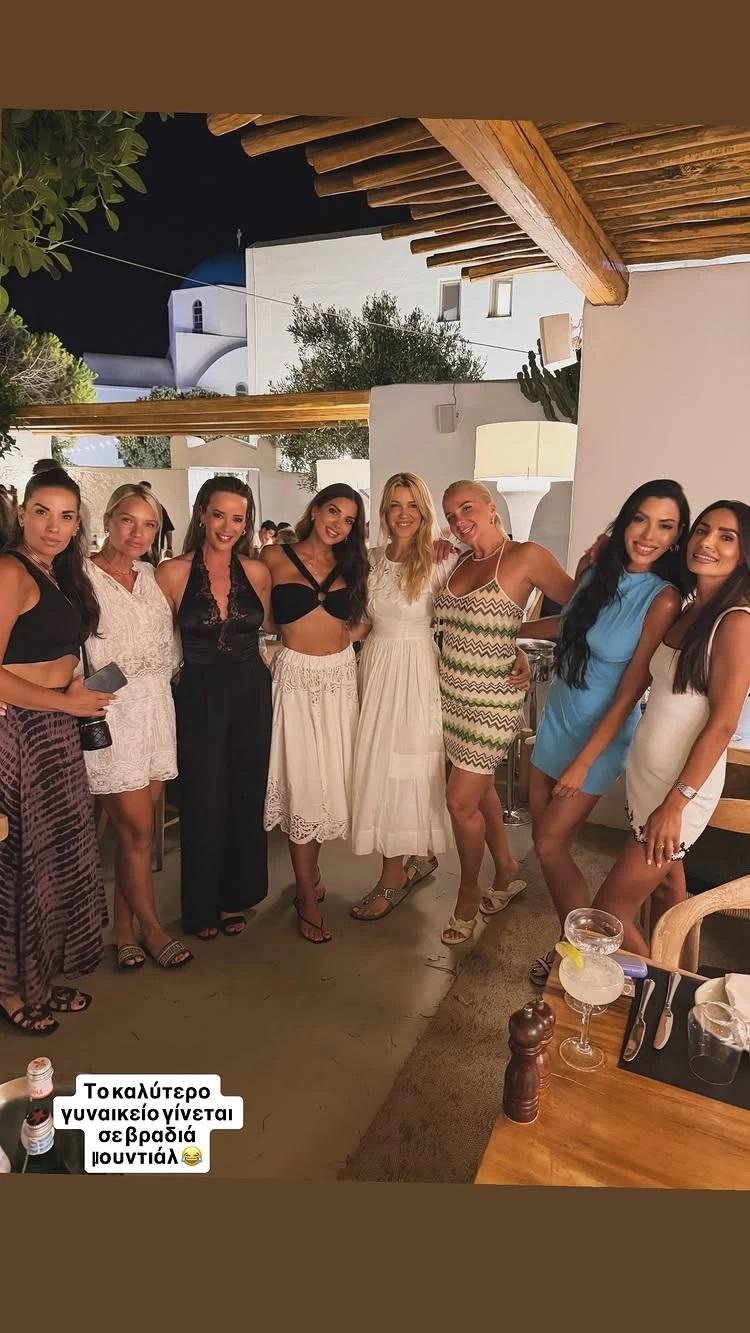 Η Σταματίνα Τσιμτσιλή με τις φίλες της/ @stam_tsimtsili