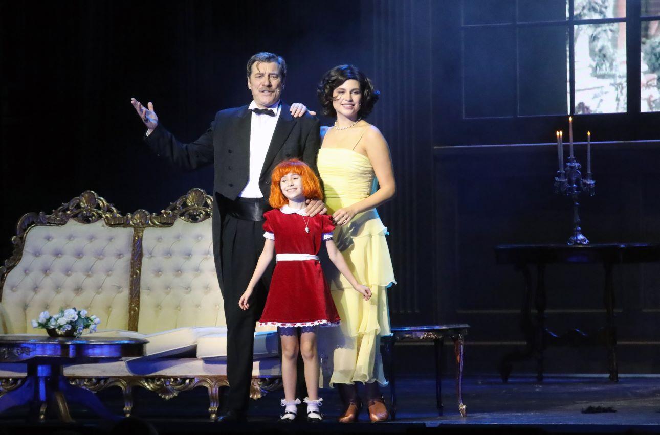 Στιγμιότυπο από την παράσταση με τον Γιάννη Στάνκογλου, τη Δανάη Παππά και τη μικρή Μυρτώ Φαραζή/ Φωτογραφία: NDP Photo Agency