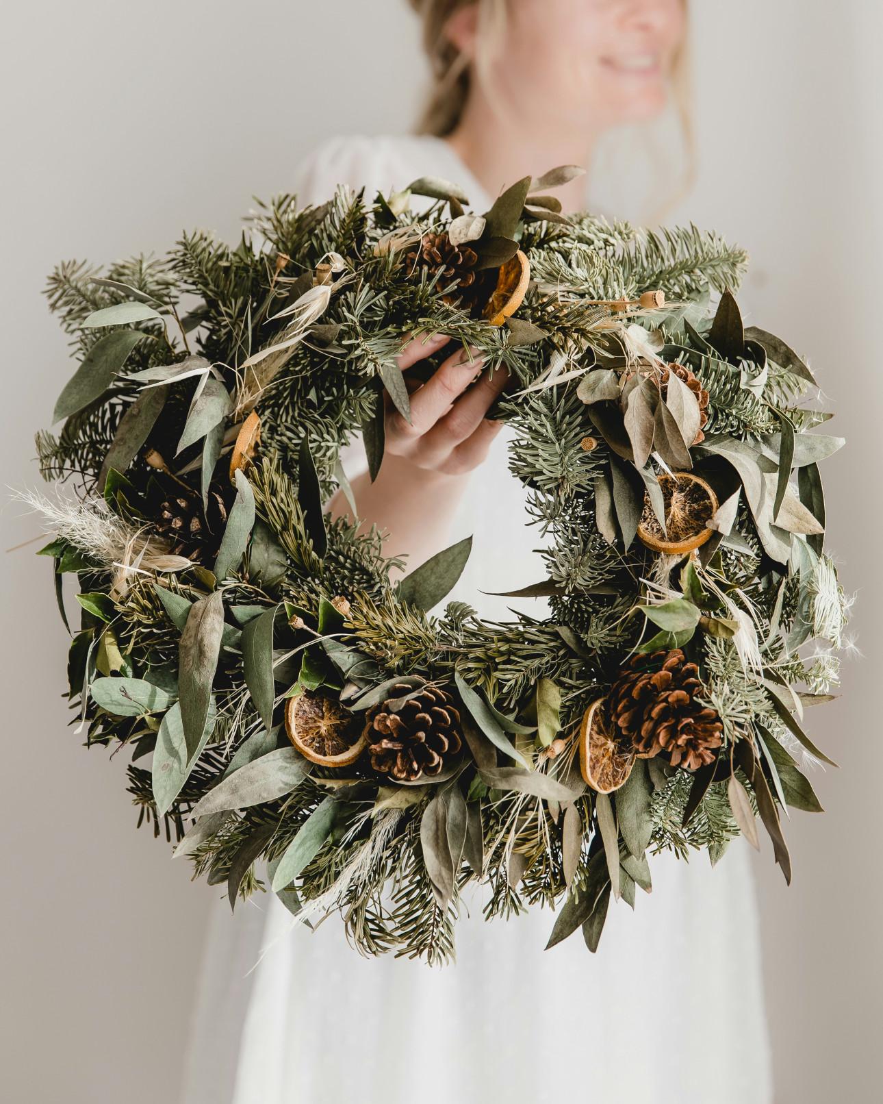 Στεφάνι με αποξηραμένα φυτά/ Φωτογραφία: Unsplash
