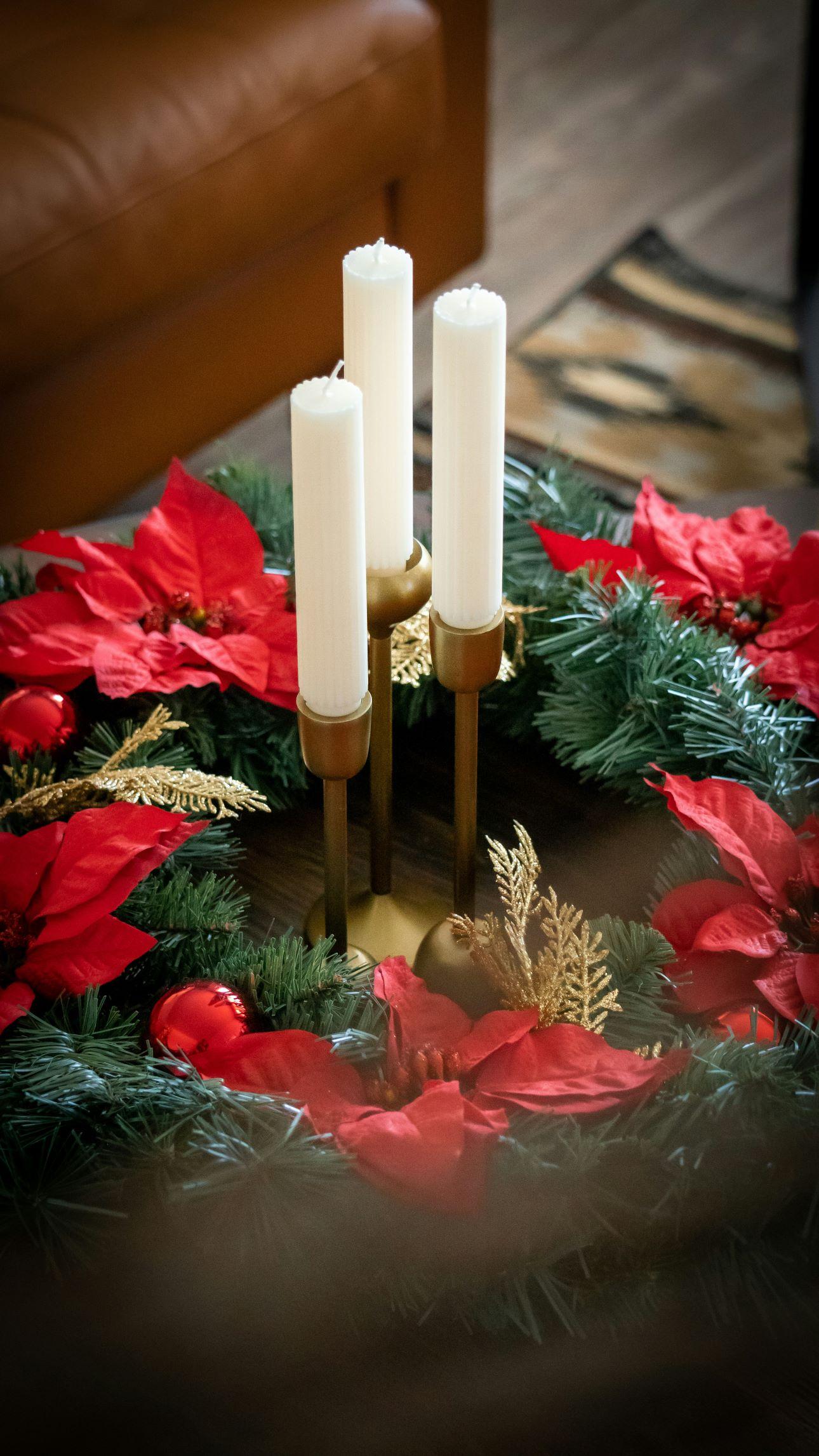 Νπορείτε να στολίσετε και το τραπέζι σας με ένα χριστουγεννιάτικο στεφάνι/ Φωτογραφία: Unsplash