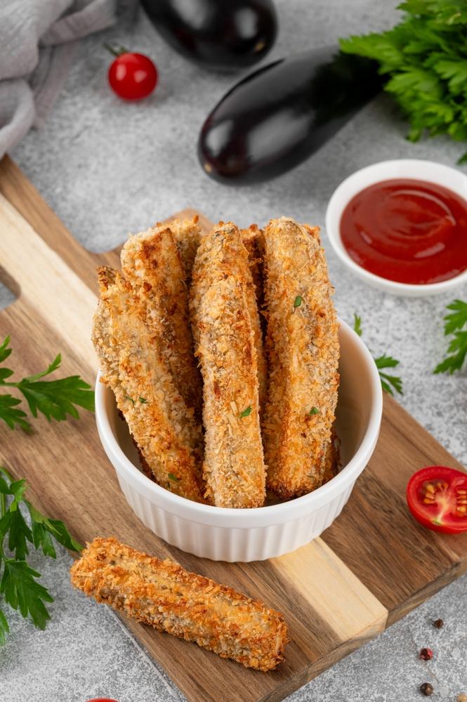 Sticks μελιτζάνας με τραγανή κρούστα από καλαμπόκι / Φωτογραφία: Shutterstock