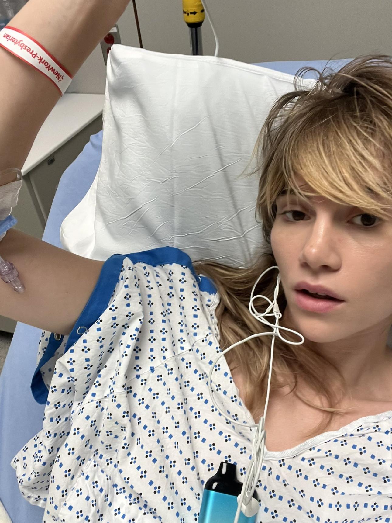 Η Σούκι Γουότερχαουζ κατά την παραμονή της στο νοσοκομείο/ Φωτογραφία: X/ @sukiwaterhouse