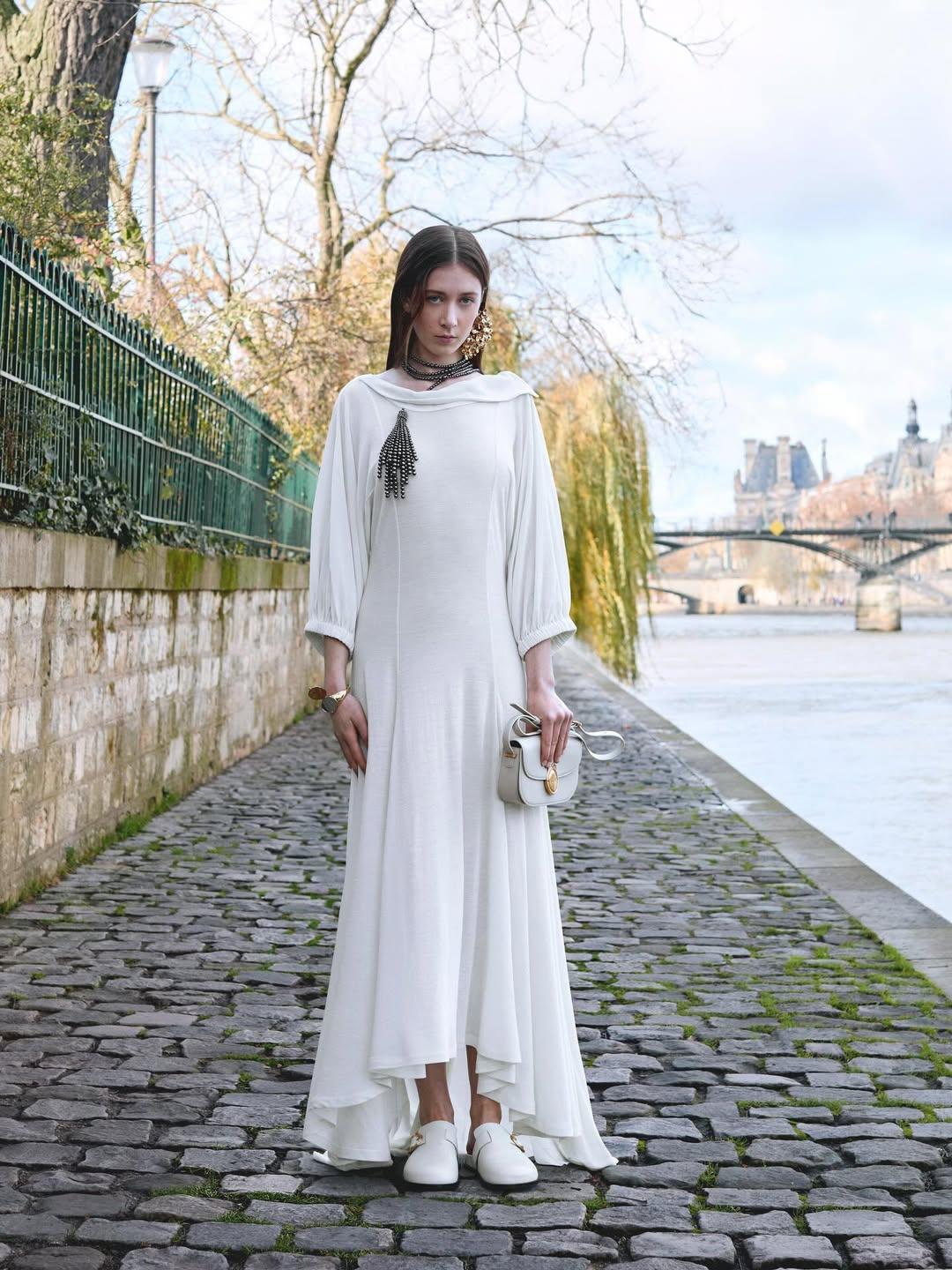 H Sunday Rose Urban με λευκό φόρεμα Dior/ Φωτογραφία: Instagram/ @sundayrose